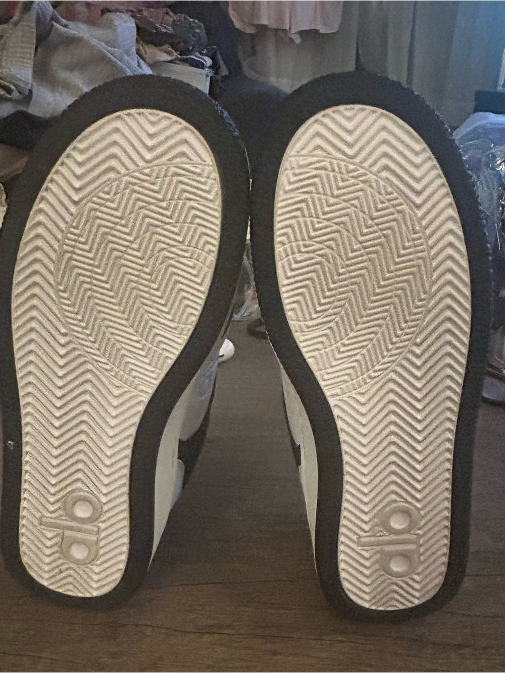 ALO Yoga Recovery Mode Sneakers in black & white - Picture 5 of 6